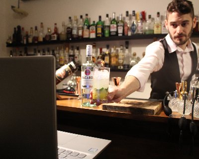 סדנה דיגיטלית להכנת קוקטיילים טרופיים