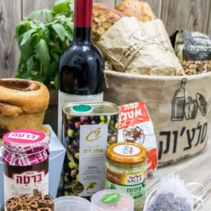 מארז עם מיטב המטעמים משוק לוינסקי מארז עם מיטב המטעמים משוק לוינסקי