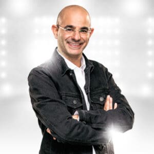 מני עוזרי במופע סטנדאפ מני עוזרי במופע סטנדאפ