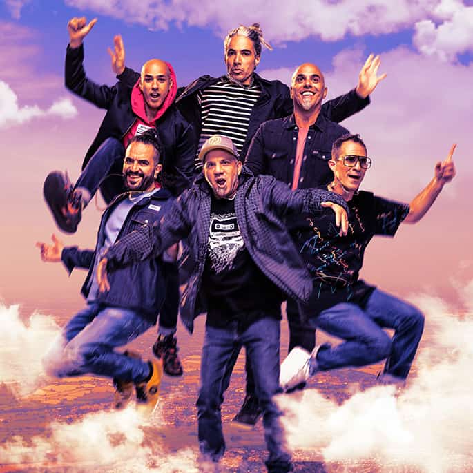 הדג נחש בהאנגר 11 ישיבה במתחם שולחנות מאחור